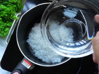 9、鱿鱼清粥,白粥里再加入一碗清水