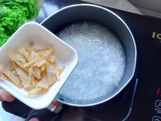 10、鱿鱼清粥,再加入小海鱿鱼熬煮15分钟