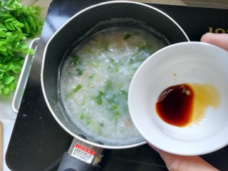 12、鱿鱼清粥,加入宝宝酱油搅拌均匀即可关火出锅