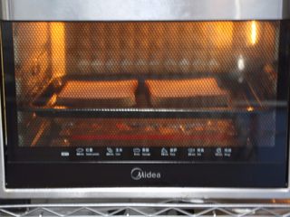 6、蒸烤鸡胸时蔬三明治（便携美食）,面包切片放在烤箱中层，上下180度，烤3～5分钟。或者用微波炉加热30秒。