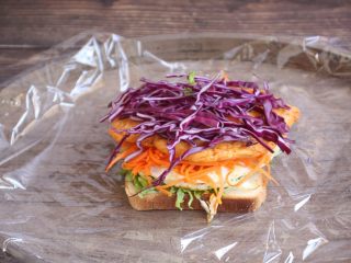 12、蒸烤鸡胸时蔬三明治（便携美食）,再在蒸烤鸡胸上铺紫甘蓝丝。