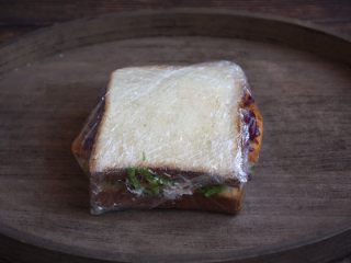 14、蒸烤鸡胸时蔬三明治（便携美食）,用塑料薄膜裹紧。