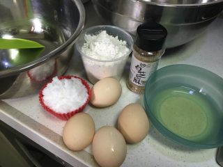 1、杯子蛋糕,准备好材料，这里牛奶忘记拍上了????请允许我的小失误????毕竟第二次写菜谱难免有点紧张????