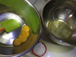 2、杯子蛋糕,准备两个无水无油的盆子，把蛋清蛋黄分离，注意蛋清一定不能有蛋黄液掉在里面，否则影响打发。