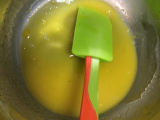 3、杯子蛋糕,蛋黄加入细砂糖A 牛奶 玉米油 拌均匀