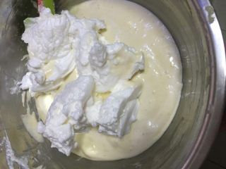 6、杯子蛋糕,打好的蛋清分三次加入蛋黄糊里面，切拌均匀