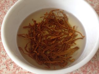 1、党参虫草乌鸡汤,虫草花用温水泡发