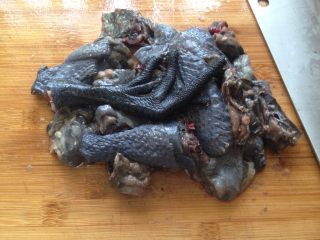 5、党参虫草乌鸡汤,切块备用