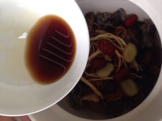 12、党参虫草乌鸡汤,再加入适量的黄酒，更好的去腥和提香