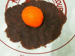 1、豆沙蛋黄酥,红豆沙分成8份，每份包入一个咸蛋黄