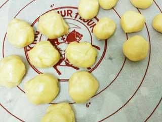 4、豆沙蛋黄酥,所有材料分成八等份，大的是油皮，小的是油酥