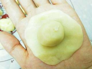 5、豆沙蛋黄酥,一个油皮包入油酥