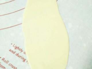 6、豆沙蛋黄酥,用擀面杖擀成长舌状