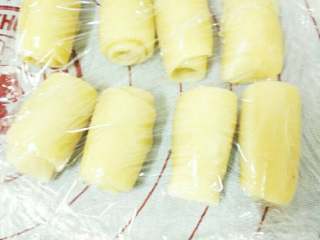 8、豆沙蛋黄酥,重复刚才的步骤，成如图