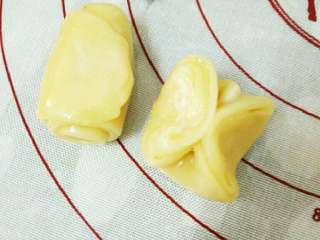 9、豆沙蛋黄酥,松弛好后两头捏在一起，压成圆形