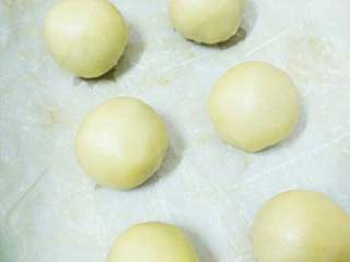 11、豆沙蛋黄酥,如图，包好的蛋黄酥