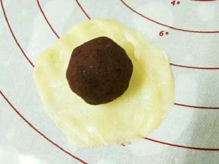 10、豆沙蛋黄酥,如图，包入馅料