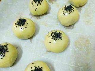 13、豆沙蛋黄酥,在蛋黄酥表面刷上一层蛋黄水，撒上黑芝麻，入烤箱160度上下火烘烤40分钟即可