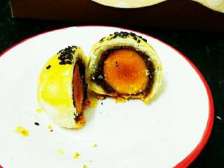 14、豆沙蛋黄酥,如图