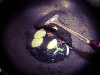 2、鱼头汤,热锅凉油、油温五成热之后放入葱姜八角炒香