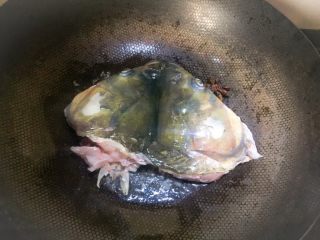 3、鱼头汤,葱姜八角炒香之后放入鱼头煸炒