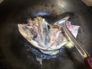 4、鱼头汤,鱼头翻面