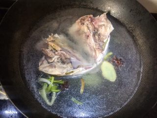 5、鱼头汤,加入适当的水放入打好的葱结，大火烧开、小火慢炖