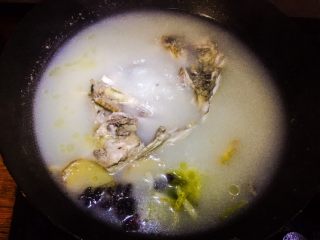 6、鱼头汤,小火炖了30分钟左右，浓浓的汤