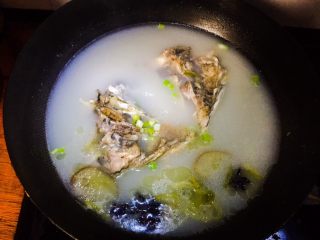 7、鱼头汤,撒点葱花、加入盐、鸡精、麻油调味