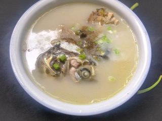 8、鱼头汤,盛出放入胡椒粉，浓浓的简单又美味的鱼头汤就好啦????????