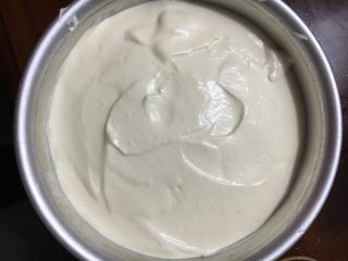 13、蒸蛋糕,倒入6寸的活底蛋糕模具,震几下