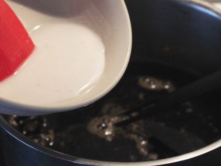 4、百变水果 八宝芋圆烧仙草,再将过滤出汁水倒回到锅里煮开,将芋粉加少量的水调化开来倒入沸腾的仙草汁水中,边倒要边搅拌,直至浓稠。