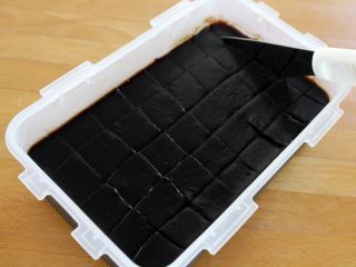 5、百变水果 八宝芋圆烧仙草,趁热将浓稠的汁液倒入可以很好地脱模的这种模具中,放置冷却仙草汁液就可凝固了,然后切块,这就是仙草冻。