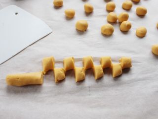 9、百变水果 八宝芋圆烧仙草,将面团搓成长条,切割成小块,或者是用手搓圆,都是可以的。