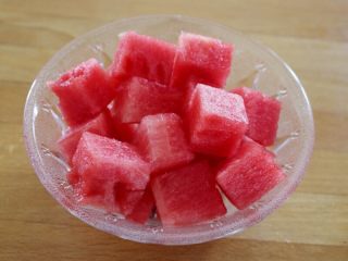 12、百变水果 八宝芋圆烧仙草,西瓜切成小方块。