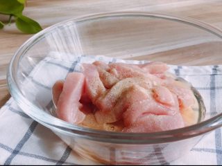 1、糖醋里脊,里脊肉切条，加蛋清、白胡椒粉、盐、料酒