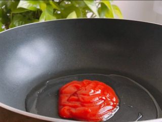7、糖醋里脊,锅中少油，放入适量番茄酱
