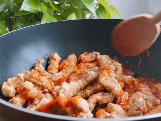 11、糖醋里脊,放入炸好的里脊，翻炒均匀