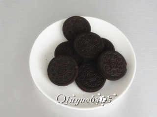 5、奥利奥酸奶盆景,把奥利奥夹心饼干的的夹心去掉