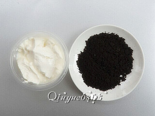 6、奥利奥酸奶盆景,把奥利奥研碾碎（不要太碎哦）