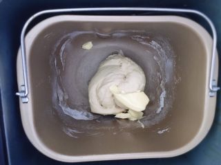 3、满屋飘香,吃过一次就爱上的椰蓉面包,启动揉面功能,揉面约25分钟
