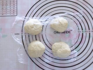 6、满屋飘香,吃过一次就爱上的椰蓉面包,分割成四份,盖上保鲜膜静置15分钟后