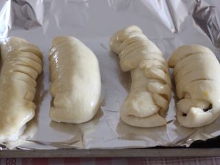 9、满屋飘香,吃过一次就爱上的椰蓉面包,在发酵完成的面包表面刷一层蛋液