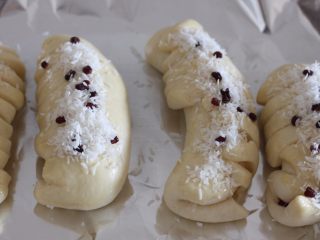 10、满屋飘香,吃过一次就爱上的椰蓉面包,撒上少许的椰蓉和蜜豆(随意)