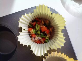 3、小芽早餐-意式早餐鸡蛋杯 ,在纸杯中先加入步骤3中的彩蔬