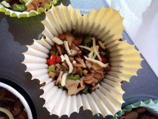 4、小芽早餐-意式早餐鸡蛋杯 ,撒一层芝士碎