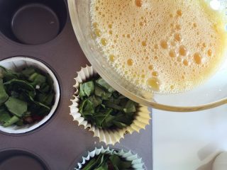 7、小芽早餐-意式早餐鸡蛋杯 ,将鸡蛋液倒入纸杯中，倒蛋液的时候用勺子或筷子轻轻拨动，易于蛋液均匀流下