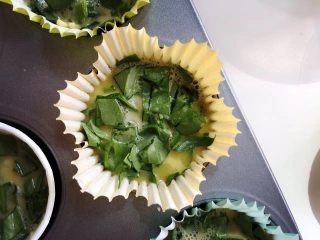 8、小芽早餐-意式早餐鸡蛋杯 ,鸡蛋液刚刚好淹没菠菜即可