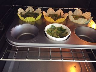 9、小芽早餐-意式早餐鸡蛋杯 ,放入预热好的烤箱中，180度30分钟左右。每个纸杯大小不一样，每个烤箱温度也会有差异，所以烘烤时间可根据自身实际情况调整，最终烘烤至蛋液凝固