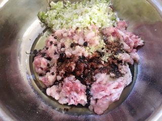 5、胡萝卜大葱猪肉饺子,倒入适量酱油;顺时针拌均匀;